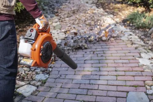 Husqvarna 125B benzinmotoros lombfúvó