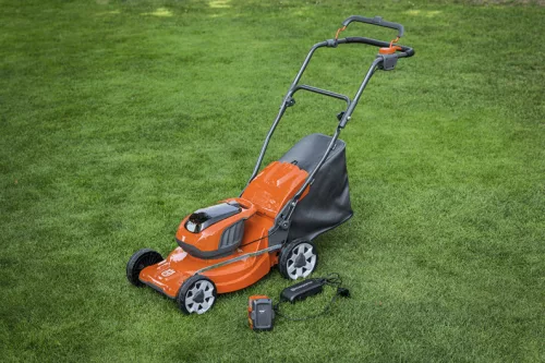 Husqvarna LC 137i akkumulátoros fűnyíró KIT "töltő + akkumulátor"