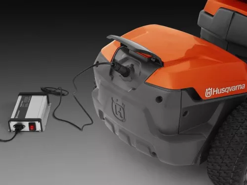 Husqvarna R 112iC akkumulátoros rider "vágóasztallal"