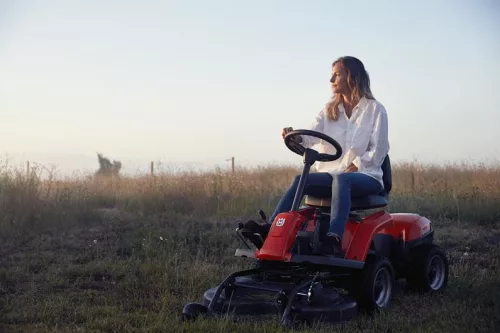 Husqvarna R 112iC akkumulátoros rider "vágóasztallal"