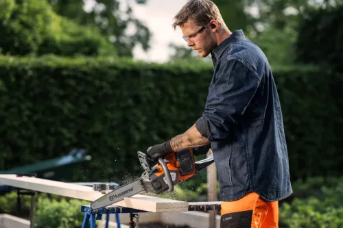 Husqvarna 215i akkumulátoros láncfűrész "akkumulátor és töltő nélkül"